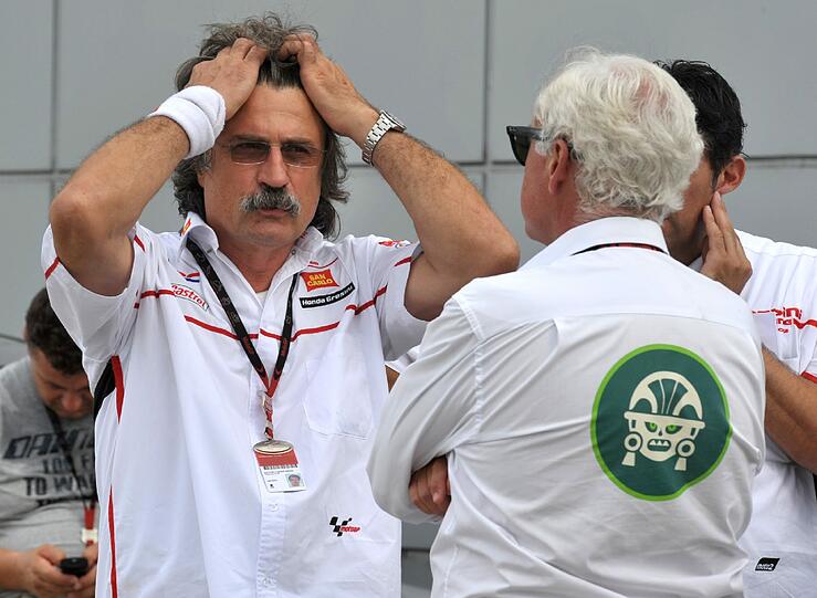 Die Teammitglieder sind geschockt: Der ehemalige Weltmeister Marco Simoncelli aus Italien ist beim Großen Preis von Malaysia tödlich verunglückt.