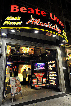 Wer denkt, im &bdquo;Atlantic City&ldquo; in der Schillerstraße liefen nur Sex-Filme, irrt. Es gibt auch eine Bar und eine &bdquo;Abenteuer-Ecke&ldquo; mit Jeep und Käfig.