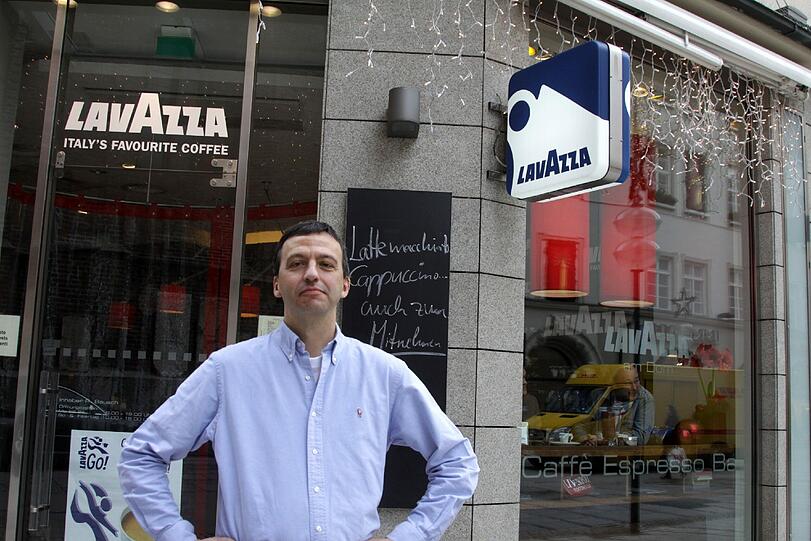 Seit 15 Jahren führt Rudi Bausch das Café &bdquo;Lavazza&ldquo; am Dom. Wegen der Shoppingnacht hat er jetzt Ärger.