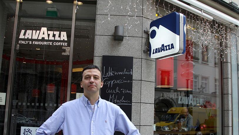 Seit 15 Jahren führt Rudi Bausch das Café „Lavazza“ am Dom. Wegen der Shoppingnacht hat er jetzt Ärger. Seit 15 Jahren führt Rudi Bausch das Café „Lavazza“ am Dom. Wegen der Shoppingnacht hat er jetzt Ärger.