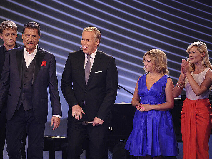 Tim Bendzko, Udo Jürgens, Johannes B. Kerner, Annett Louisan und Helene Fischer (v.l.n.r.) bei der Gala "Mitten im Leben"
