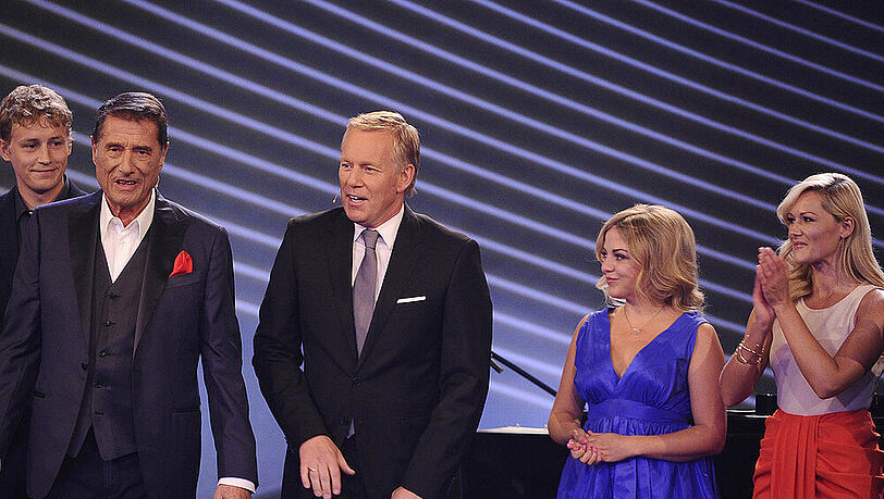 Tim Bendzko, Udo Jürgens, Johannes B. Kerner, Annett Louisan und Helene Fischer (v.l.n.r.) bei der Gala "Mitten im Leben" Tim Bendzko, Udo Jürgens, Johannes B. Kerner, Annett Louisan und Helene Fischer (v.l.n.r.) bei der Gala "Mitten im Leben"
