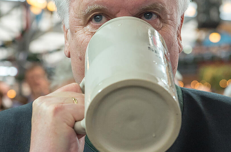 Prost! Ministerpräsident Horst Seehofer nimmt einen kräftigen Schluck aus dem Bierkrug.