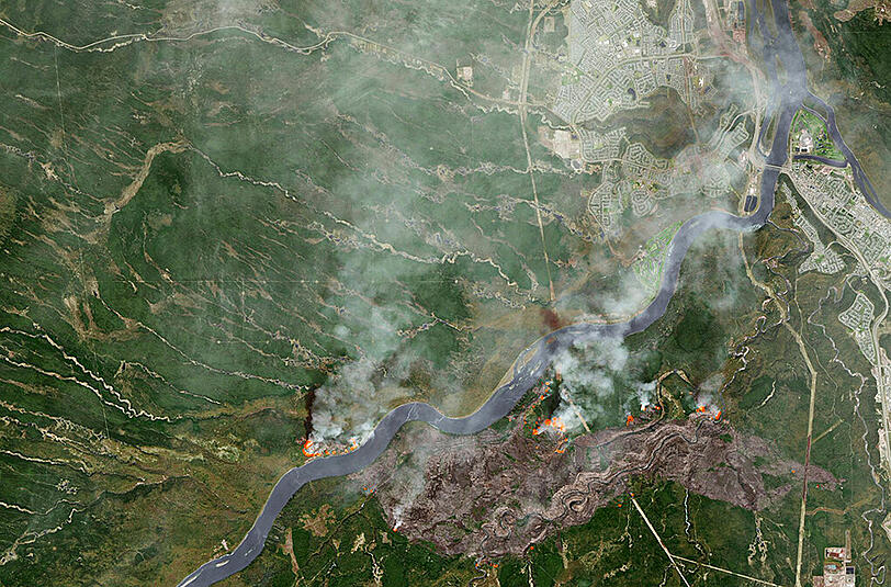 Die Waldbrände in der kanadischen Provinz Alberta breiten sich immer mehr aus. Den Behörden zufolge, sind sieben der 49 Brände außer Kontrolle. Sehen Sie hier die dramatischen Ausmaße des Flammenmeeres.