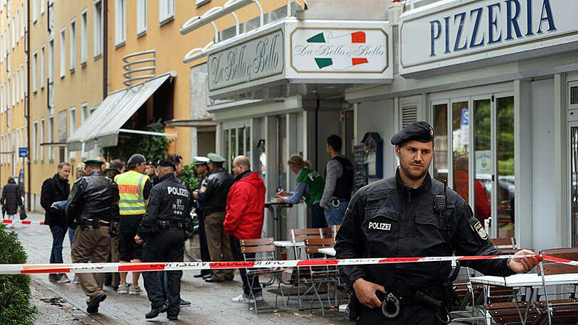 10. August 2016: Die Polizei sperrt den Tatort in der Elisabethstraße ab.