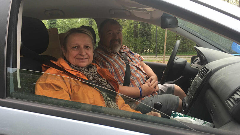 Helena und Richard Pöschl wollen Möbelstücke loswerden.