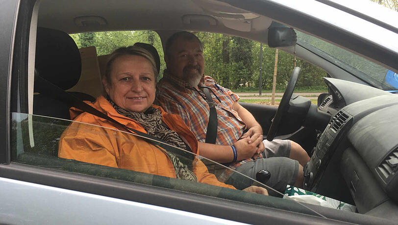 Helena und Richard Pöschl wollen Möbelstücke loswerden. Helena und Richard Pöschl wollen Möbelstücke loswerden.