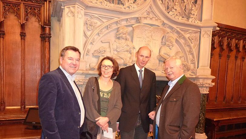 Josef Schmid und Mario Schmidbauer im Gespräch mit den Vorsitzenden der Rudergesellschaft München: Christine Katz und Thomas Schröpfer. Josef Schmid und Mario Schmidbauer im Gespräch mit den Vorsitzenden der Rudergesellschaft München: Christine Katz und Thomas Schröpfer.