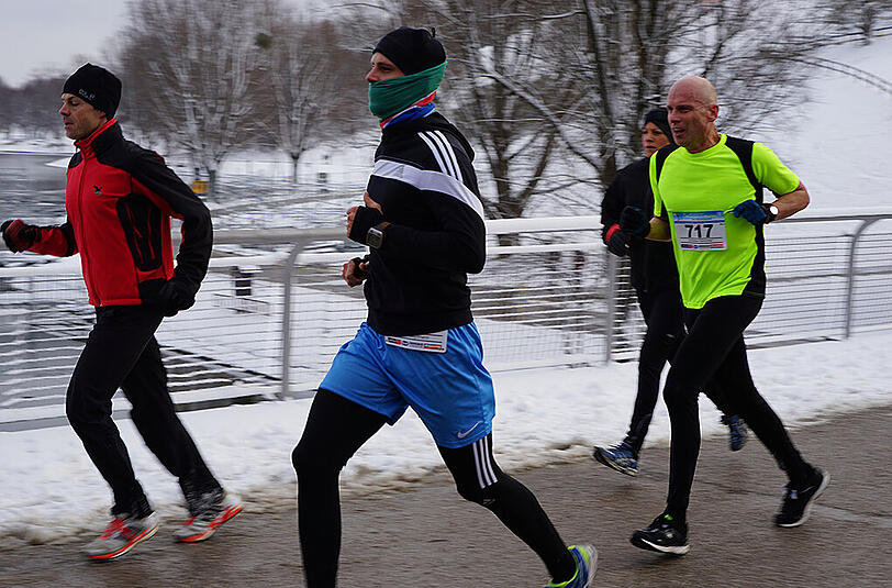 1.100 Läufer nahmen am Samstagvormittag am Winterlauf im Olympiapark teil. Hier gibt's die Bilder.