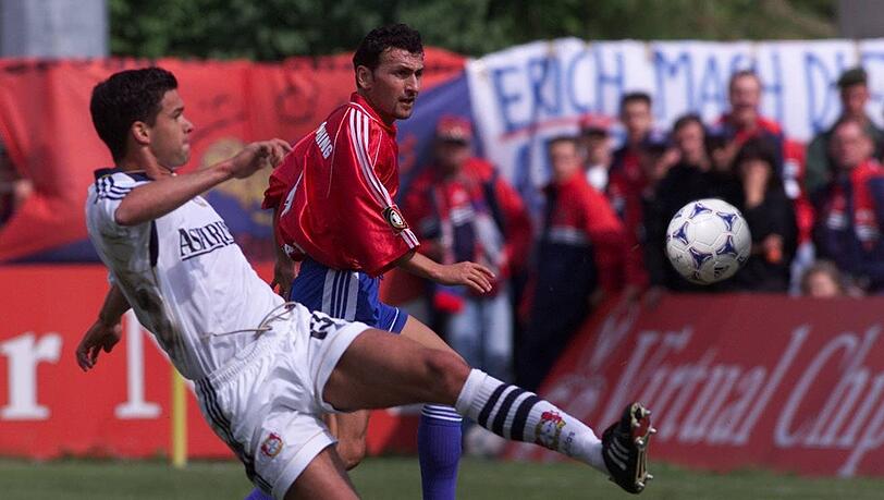 Leverkusens Ballack trifft gegen Haching zum 0:1 ins eigene Netz. Leverkusens Ballack trifft gegen Haching zum 0:1 ins eigene Netz.