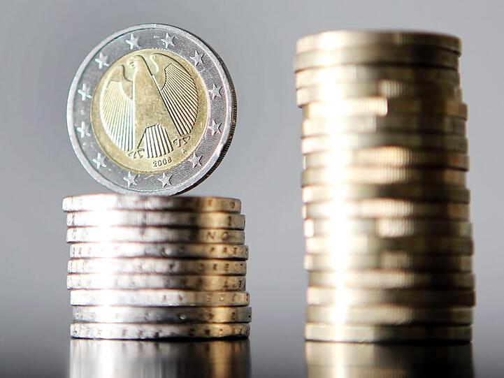 Euro-Münzen sind gestapelt. Foto: Oliver Berg/dpa/Symbolbild