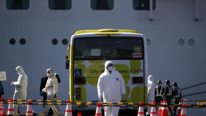Ein Bus wird inspiziert, bevor die ersten Passagiere des unter Quarantäne stehenden Kreuzfahrtschiffs "Diamond Princess" einsteigen.