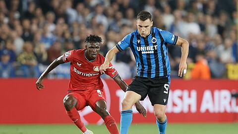 Ferran Jutgla (r) vom FC Brügge kämpft gegen Odilon Kossounou von Bayer Leverkusen um den Ballbesitz.