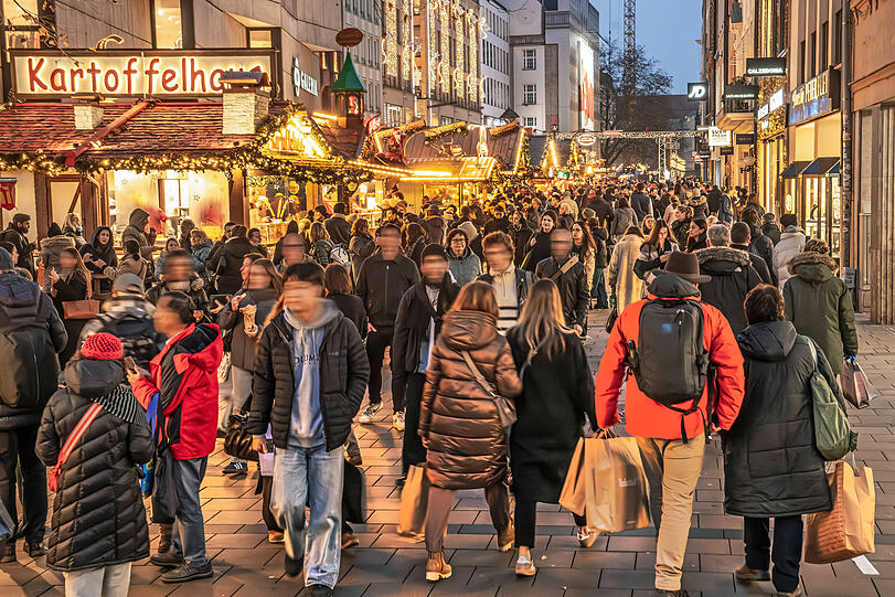 Rund 170.000 Menschen waren laut Citypartenr am Samstag in der Kaufingerstraße unterwegs. Die Bilanz der Shoppingnacht ist aber durchwachsen. Rund 170.000 Menschen waren laut Citypartenr am Samstag in der Kaufingerstraße unterwegs. Die Bilanz der Shoppingnacht ist aber durchwachsen.