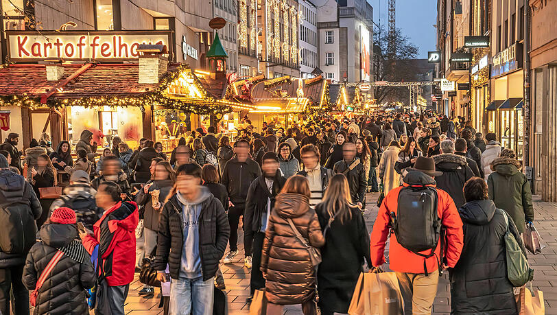 Rund 170.000 Menschen waren laut Citypartenr am Samstag in der Kaufingerstraße unterwegs. Die Bilanz der Shoppingnacht ist aber durchwachsen. Rund 170.000 Menschen waren laut Citypartenr am Samstag in der Kaufingerstraße unterwegs. Die Bilanz der Shoppingnacht ist aber durchwachsen.