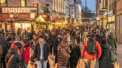 Rund 170.000 Menschen waren laut Citypartenr am Samstag in der Kaufingerstra&szlig;e unterwegs. Die Bilanz der Shoppingnacht ist aber durchwachsen.