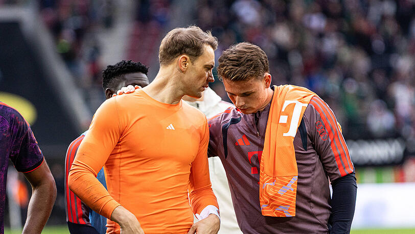 Manuel Neuer (l.) mit seinem Stellvertreter Jonas Urbig nach dem Remis in Augsburg.