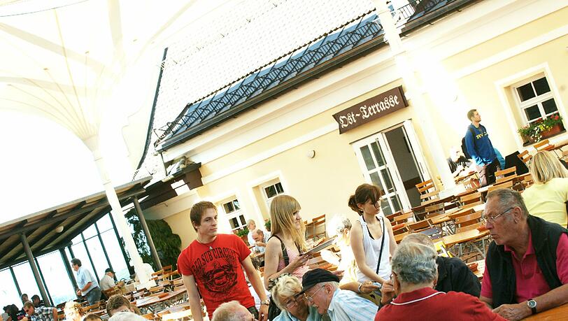 Beliebt bei Wanderern und Touristen: der Biergarten des Klostergasthofs Andechs. Beliebt bei Wanderern und Touristen: der Biergarten des Klostergasthofs Andechs.