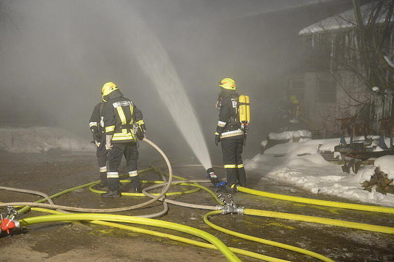 Brand in Obing: In einer Schreinerei war Feuer ausgebrochen. 200 Feuerwehrler kämpften gegen die Flammen. Das Gebäude brannte nieder.
