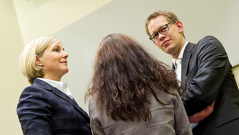 Die Angeklagte Beate Zschäpe (m.) und ihre Anwälte Anja Sturm (l.) und Wolfgang Heer (r.). (Archivbild)