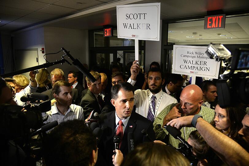 Wisconsins Gouverneur Scott Walker gibt seine Kandidatur um die US-Präsidentschaft zwei Monate nach der Verkündigung auf.