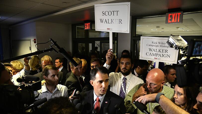 Wisconsins Gouverneur Scott Walker gibt seine Kandidatur um die US-Präsidentschaft zwei Monate nach der Verkündigung auf. Wisconsins Gouverneur Scott Walker gibt seine Kandidatur um die US-Präsidentschaft zwei Monate nach der Verkündigung auf.