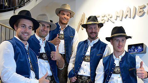 Neu beim EHC , neu in Tracht: Brooks Macek, Jon Matsumoto, Derek Joslin, Deron Quint und Jerome Flaake (v.l.) bei Trachten Angermaier.
