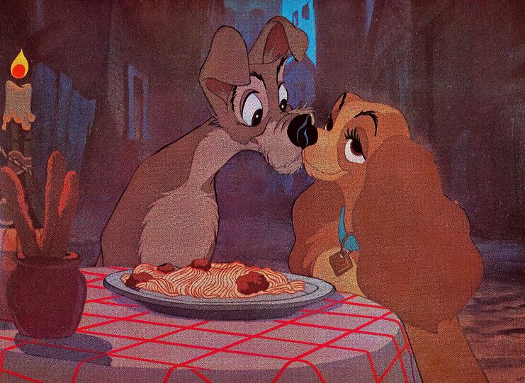 Tierisches Liebespaar: Walt Disney's sprechende Hunde Susi und Strolch geben sich auch ein Küsschen.