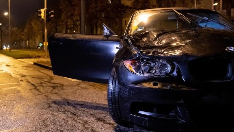 Ein beschädigter Pkw steht nach einem Unfall auf der Fürstenrieder Straße. F. Foto: Sven Hoppe/dpa Ein beschädigter Pkw steht nach einem Unfall auf der Fürstenrieder Straße. F. Foto: Sven Hoppe/dpa