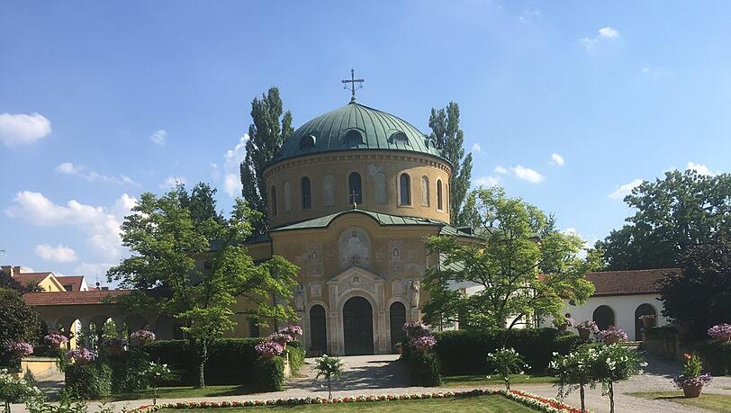 Die Aussegnungshalle. Die Aussegnungshalle.