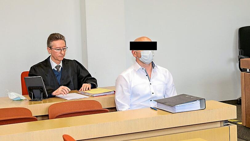 Anwalt Uwe Paschertz mit dem Angeklagten.