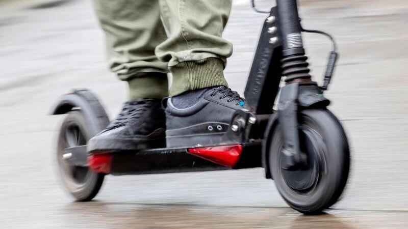 Die Bauform der elektrischen Tretroller, auch E-Scooter genannt, macht es den Herstellern schwer, zuverlässige Schlösser herzustellen.