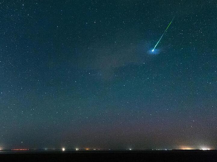 Eine Sternschnuppe ist am Himmel zu sehen. Foto: Matthias Balk/dpa/Archivbild