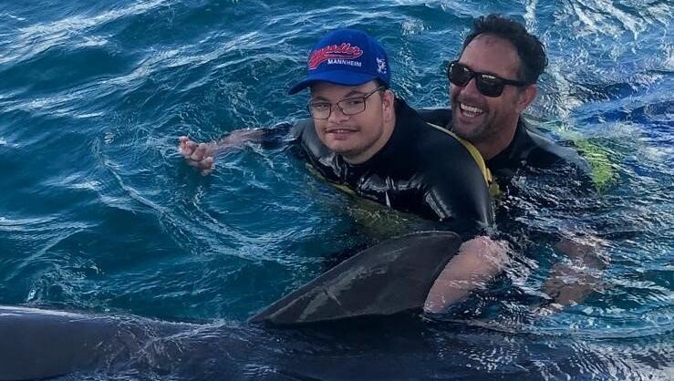 Robin Reich, der an Mikrozephalie leidet, bei der Delfin-Therapie. Robin Reich, der an Mikrozephalie leidet, bei der Delfin-Therapie.