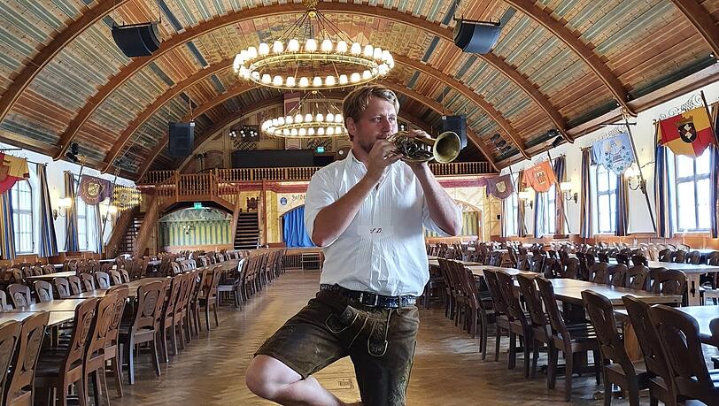 Frontmann Stefan Dettl testet für die AZ schon mal vorab, wie seine Trompete im Festsaal vom Hofbräuhaus klingt - in Yogaposition. Frontmann Stefan Dettl testet für die AZ schon mal vorab, wie seine Trompete im Festsaal vom Hofbräuhaus klingt - in Yogaposition.