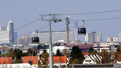 Dieses Bild ist keine Fotomontage. Es gab in München tatsächlich einmal eine Seilbahn: Die Gondeln fuhren 2005 über das Gelände der Bundesgartenschau.