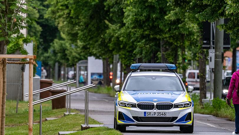 Der Mann sei mit Bargeld in unbekannte Richtung geflüchtet, hieß es.