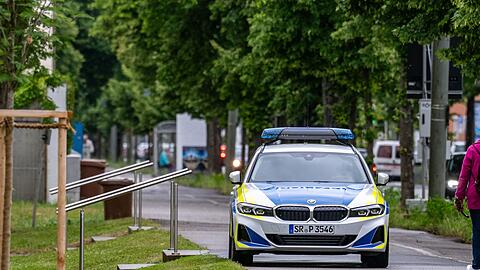 Der Mann sei mit Bargeld in unbekannte Richtung geflüchtet, hieß es.