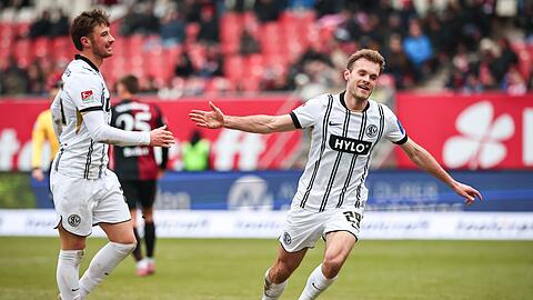 Elversbergs Tom Zimmerschied (r) bestraft den 1. FC N&uuml;rnberg.