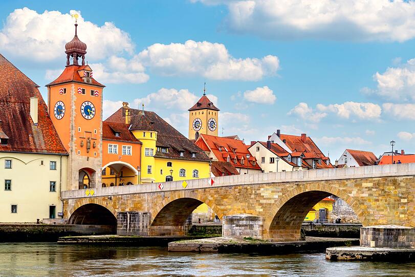 Über die Steinerne Brücke führt der Weg über die Donau in die malerische Altstadt von Regensburg. Über die Steinerne Brücke führt der Weg über die Donau in die malerische Altstadt von Regensburg.