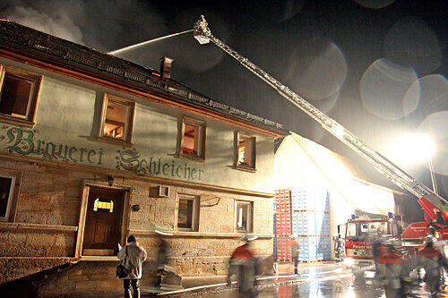 Über 100 Feuerwehrleute kämpften in der Nacht zum Montag gegen das Feuer. Sie konnten verhindern, dass das Wohnhaus und das Gasthaus der kleinen Brauerei Schleicher ebenfalls in Flammen aufgingen.