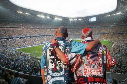 So einträchtig diese Fans nebeneinander stehen, so unnachgiebig waren die Fronten zwischen dem FC Bayern und den Löwen im Cateringstreit.