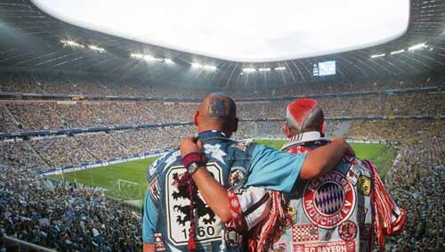 So einträchtig diese Fans nebeneinander stehen, so unnachgiebig waren die Fronten zwischen dem FC Bayern und den Löwen im Cateringstreit. So einträchtig diese Fans nebeneinander stehen, so unnachgiebig waren die Fronten zwischen dem FC Bayern und den Löwen im Cateringstreit.