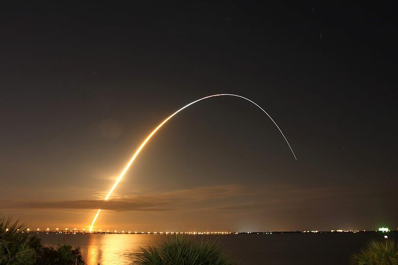 Das Spaceshuttle Endeavour nach dem Start auf dem Weg zur ISS(International Space Station)