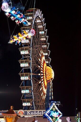 Gerade bei Nacht ist das Riesenrad besonders spektakulär.