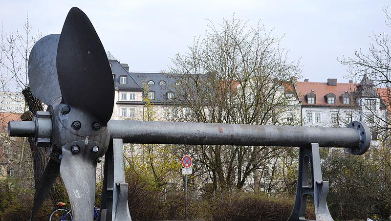 Die Schiffsschraube vor dem Deutschen Museum noch vor der Lackierung. Die Schiffsschraube vor dem Deutschen Museum noch vor der Lackierung.