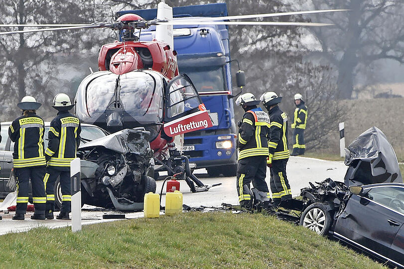 Bei dem Unfall nahe Erding wurden alle drei Beteiligten teils schwer verletzt.