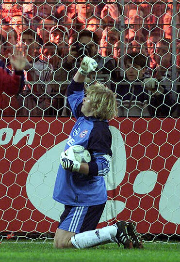 Pure Emotionen: Oliver Kahn nach dem Freistoß von Dortmunds Rosicky.