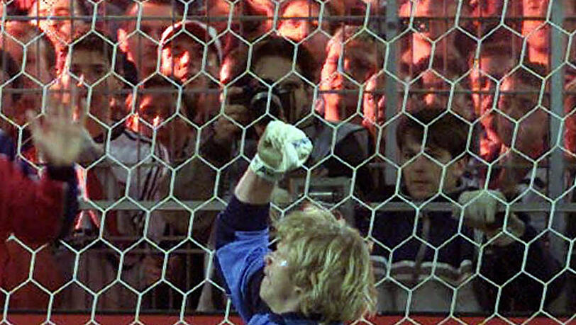Pure Emotionen: Oliver Kahn nach dem Freistoß von Dortmunds Rosicky. Pure Emotionen: Oliver Kahn nach dem Freistoß von Dortmunds Rosicky.