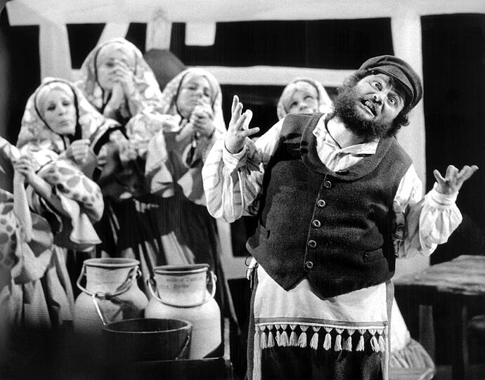 &bdquo;Wenn ich einmal reich wär&rsquo;&ldquo;, singt Tewje (Ivan Rebroff).
